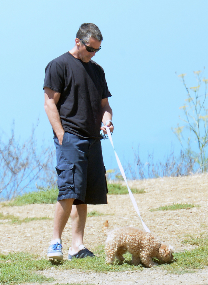 Christian Bale-t kutyasétáltatás közben, Los Angelesben kapták lencsevégre