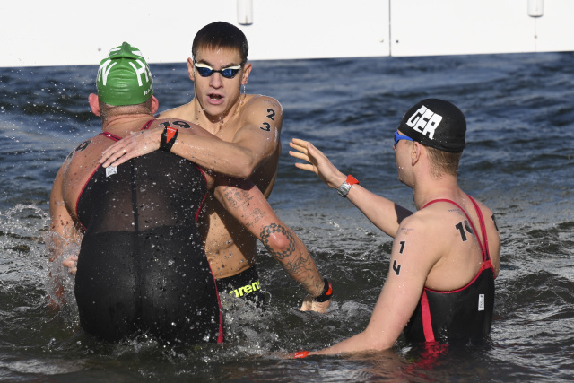 Rasovszky Kristóf és a bronzérmes Betlehem Dávid összeölelkezik a célban a férfi 10 kilométeres nyíltvízi úszás versenye után a 2024-es párizsi nyári olimpián. Mellettük az ezüstérmes német Oliver Klemet