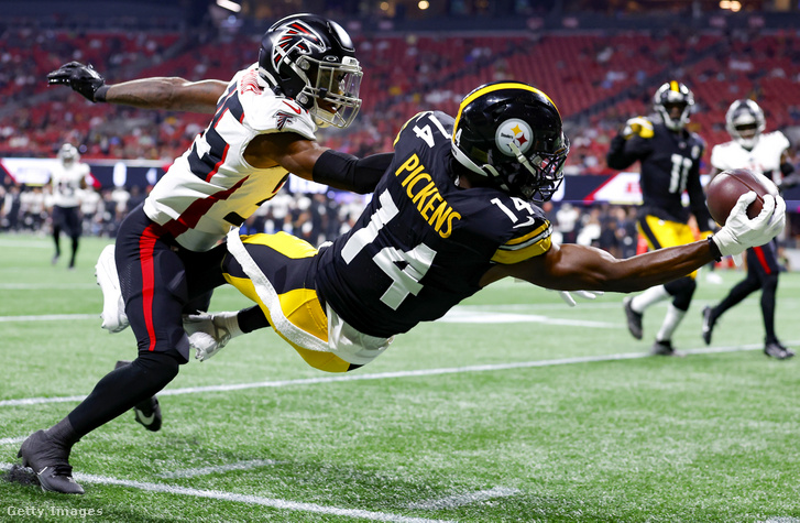 George Pickens, a Pittsburgh Steelers játékosa és Natrone Brooks, az Atlanta Falcons játékosa a Mercedes-Benz Stadionban 2023. augusztus 24-én, Atlanta Georgia államban