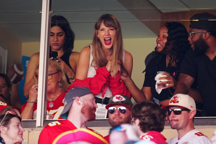 Taylor Swift a Chicago Bears és a Kansas City Chiefs mérkőzés első félidejében a GEHA Field at Arrowhead Stadiumban 2023. szeptember 24-én Kansas City Missouri államban