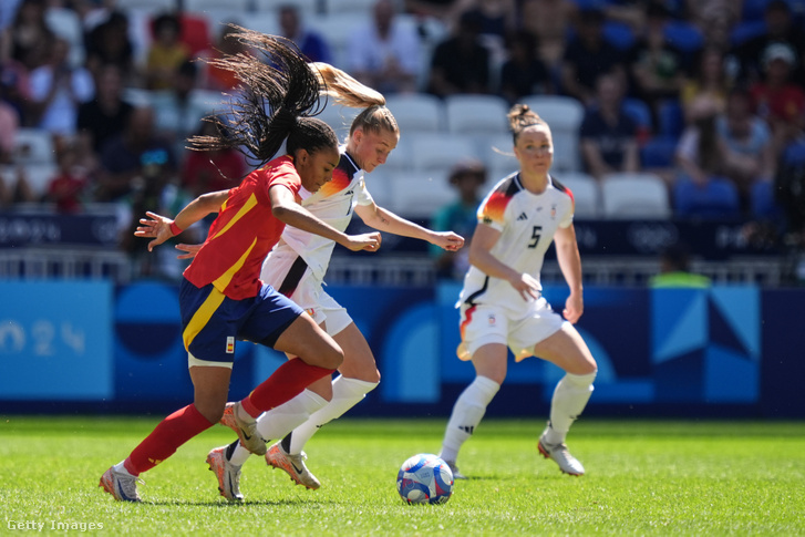 A német Janina Minge és a spanyol Salma Paralluelo (l) küzd a labdáért