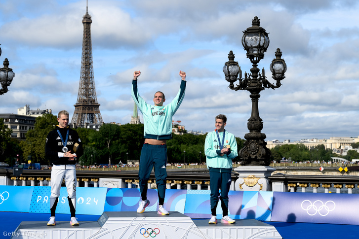 Rasovszky Kristóf és Betlehem Dávid a dobogón, háttérben az Eiffel-toronnyal