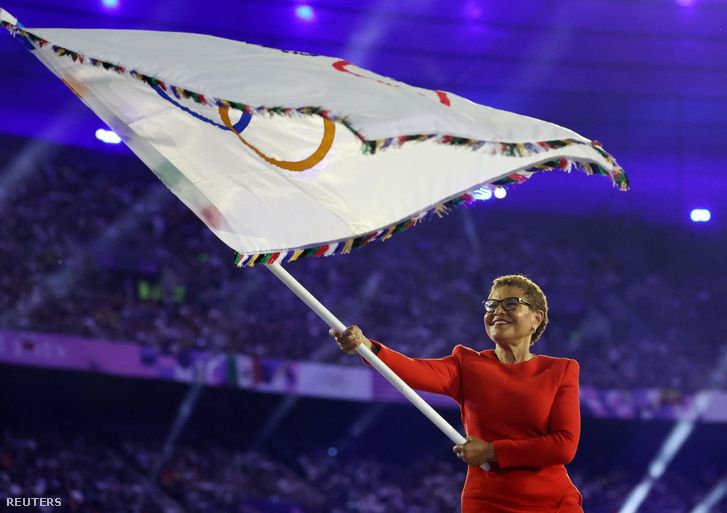 Karen Bass, Los Angeles polgármestere átveszi az olimpiai zászlót