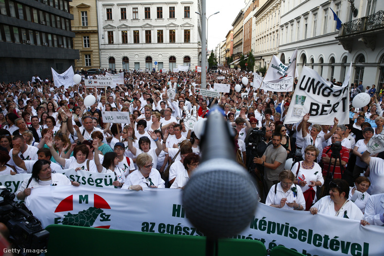 Ápolók tüntetnek Magyarországon 2015-ben. (Fotó: Anadolu / Getty Images Hungary)