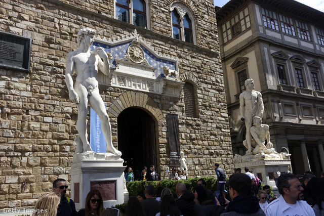 Ma már csak a mű egy másolata látható a Piazza della Signorián