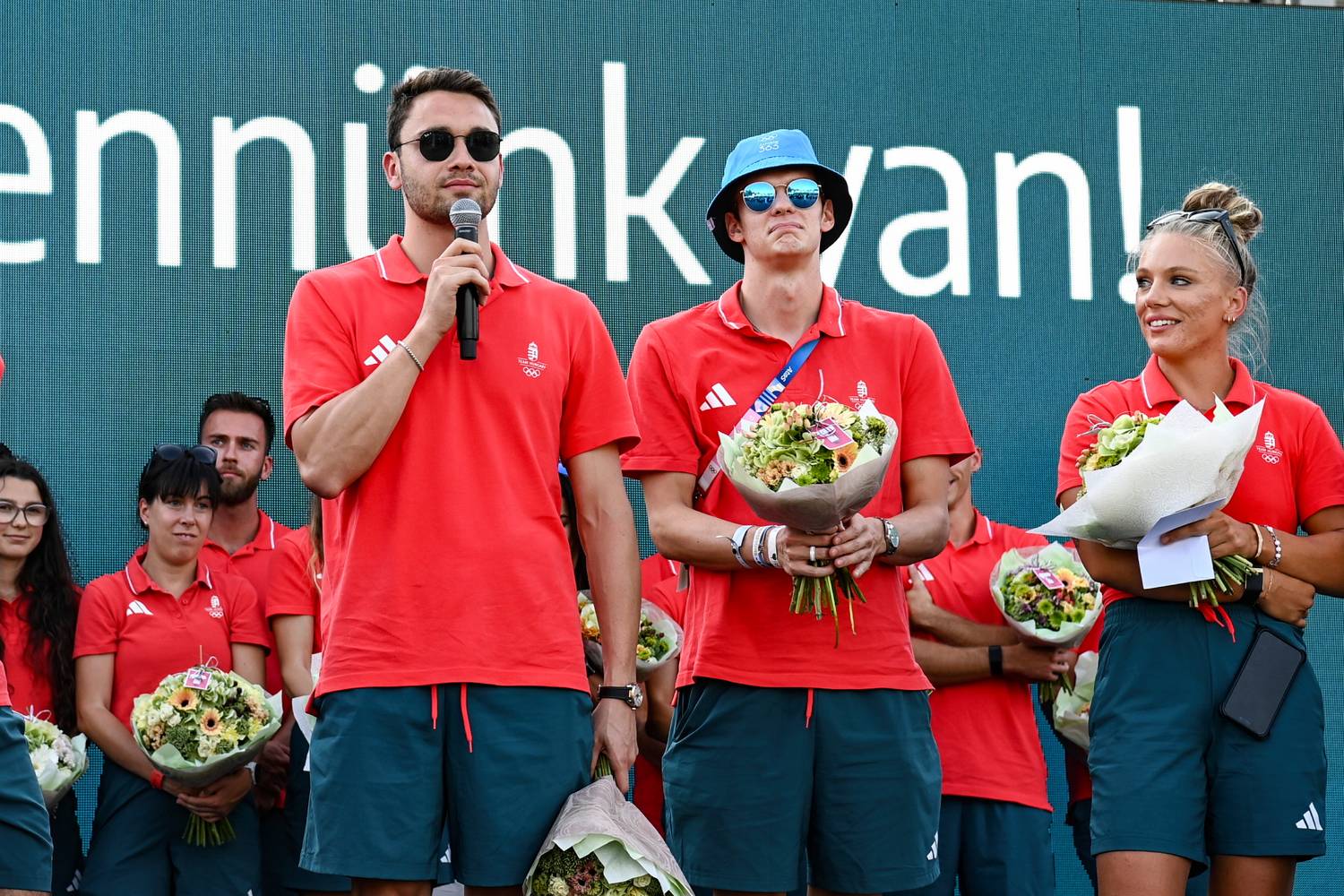 Milák Kristóf, Kós Hubert és Gazsó Alida Dóra a magyar csapat ünnepélyes fogadásán a Puskás Ferenc Stadion szoborparkjában.