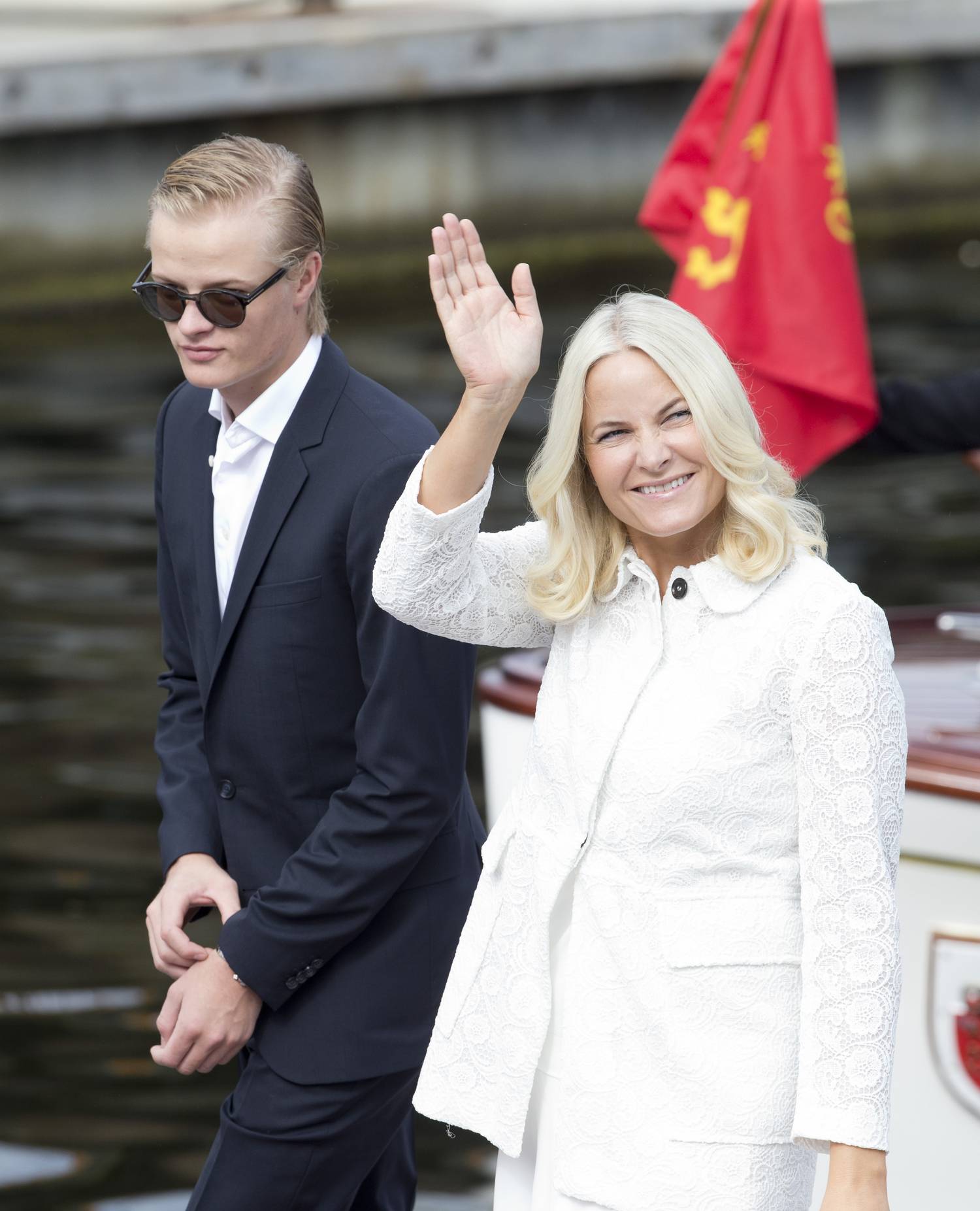 A koronahercegné és előző kapcsolatából született fia, Marius Borg Høiby.