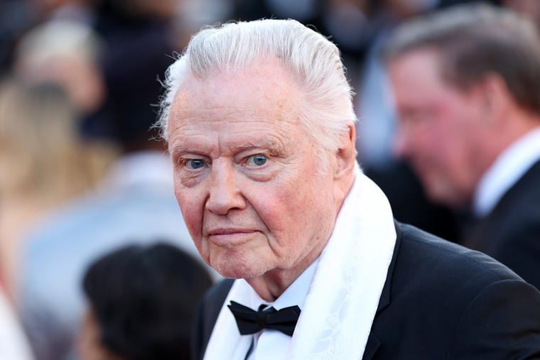 Jon VoightJon Voight, A nemzet aranya és a Négy karácsony című film sztárja évek óta tesz közzé Donald Trumpot támogató monológokat amerikai zászlók előtt állva