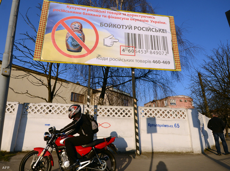 Oroszellenes plakát, ami az orosz termékek bojkottjára szólít fel Lvivben. A 460-469-al kezdődő vonalkód utal egy termék orosz eredetére