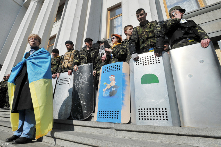 Védelmi erők a kijevi majdan téren, miután a radikáls Jobb Szektor ma demonstrációt tartott