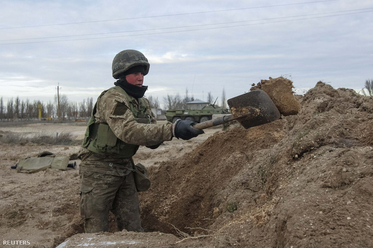 Árkot ás az ukrán hadsereg katonája a Krímmel szomszédos Herszon régió határában