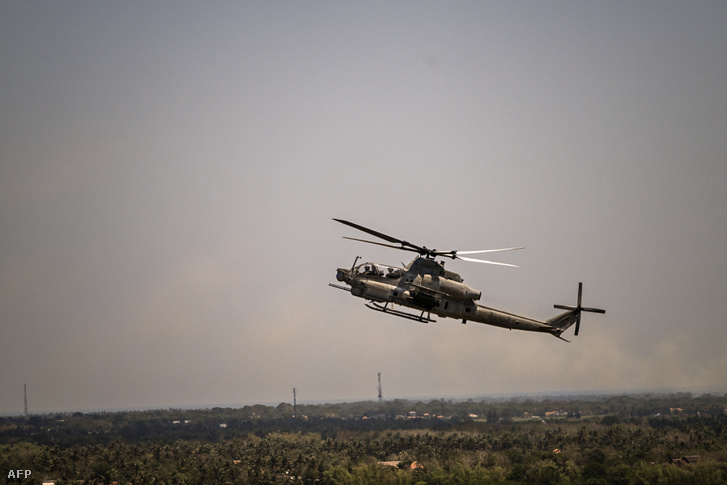 Az amerikai tengerészgyalogság Bell AH-1Z Viper helikoptere részt vesz egy hadgyakorlaton a kelet-jávai Situbondóban 2023. szeptember 11-én