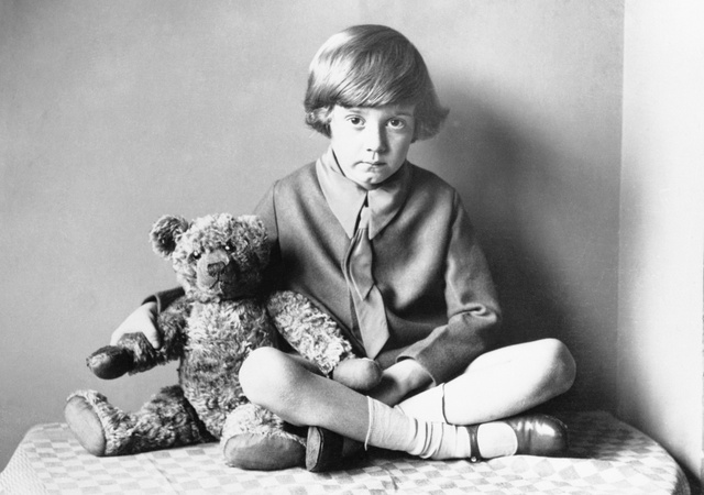 Milne kisfia, Christopher Robin és macija, a későbbi Micimackó