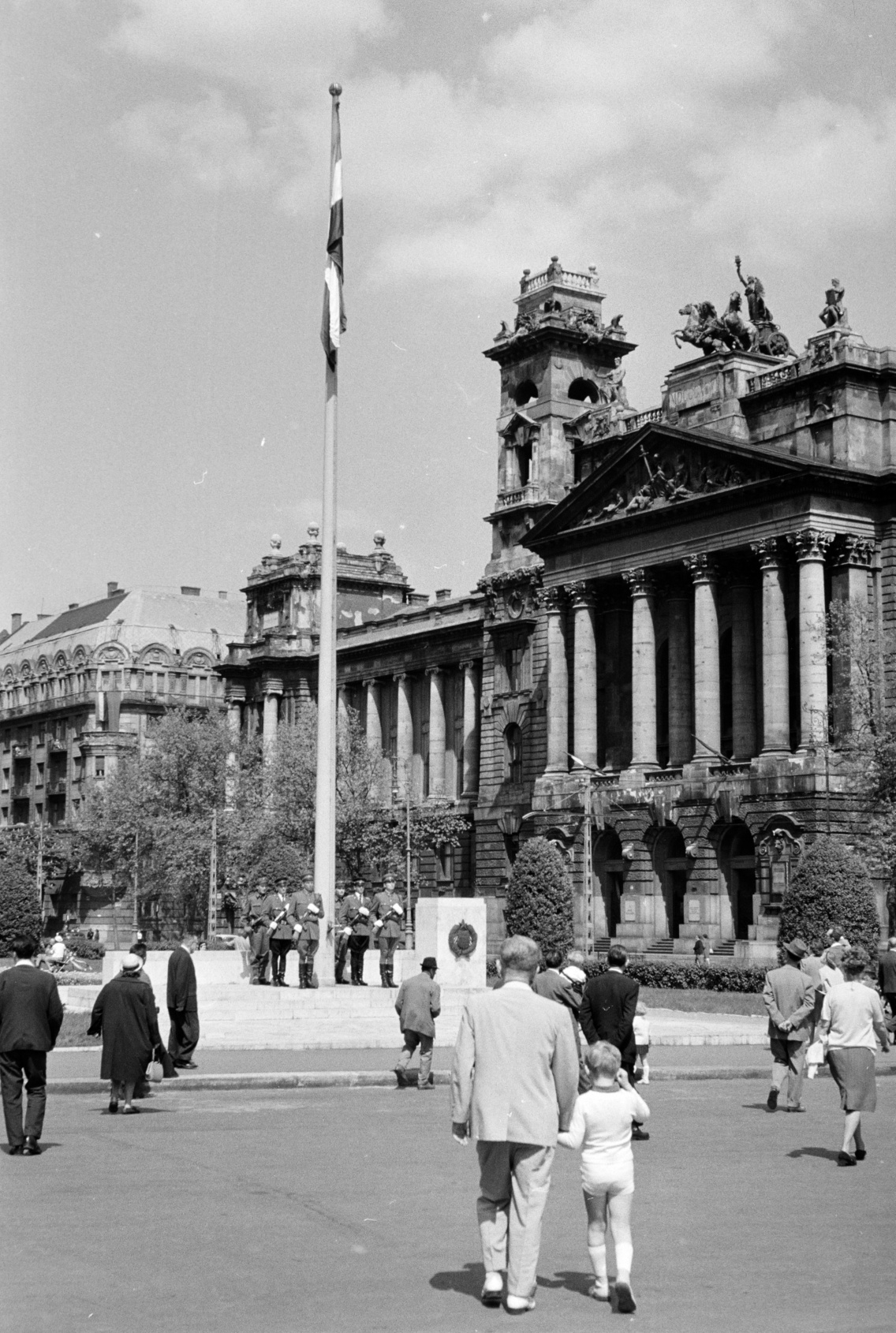 Kossuth Lajos tér, 1966. augusztus 20., az alkotmány ünnepe tiszteletére felvont állami zászló, jobbra az Igazságügyi Palota (ekkor Magyar Nemzeti Galéria)