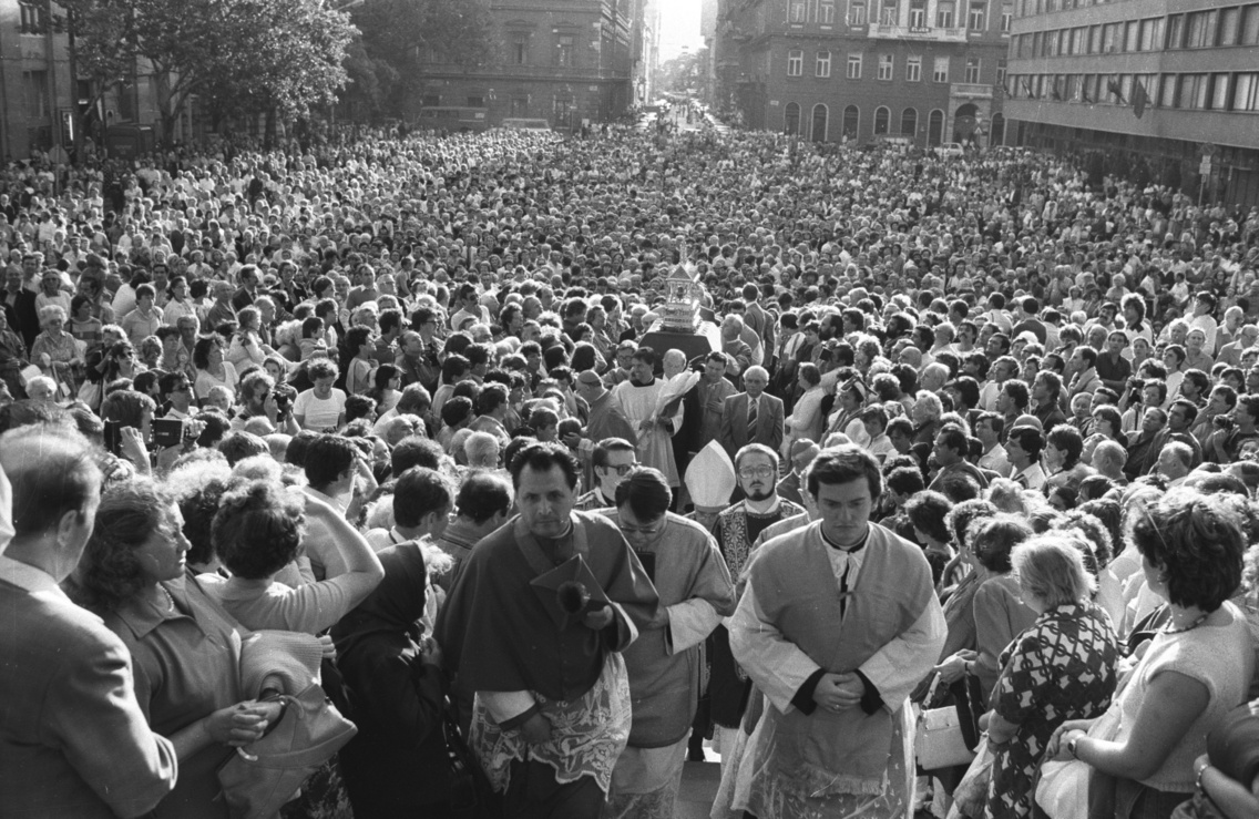 1985. augusztus 20-án ünnepi szent misén hosszú idő után először volt látható a Szent Jobb közterületen