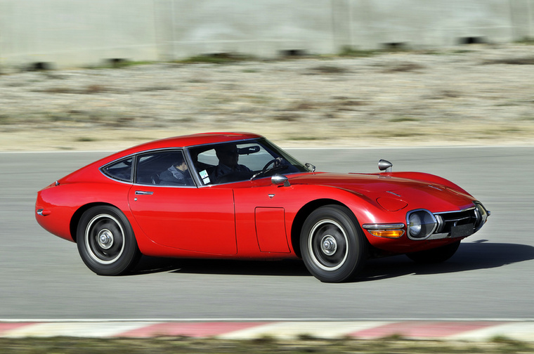 Toyota 2000GT - Még az E-Type is irigykedve nézi&nbsp;Az 1967 és 1970 között gyártott 2000GT a Toyota egyik legsikkesebb autója: a pazar, könnyed és elegáns formájú, hosszú orrú kupé eszményi jelenség