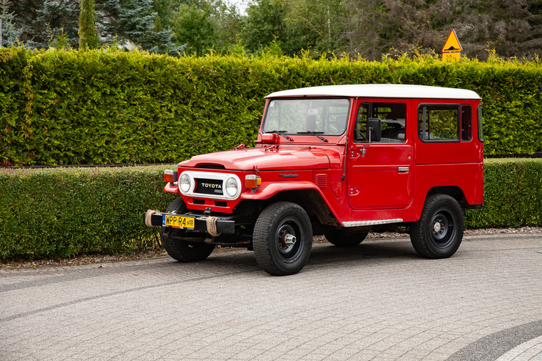 Toyota Land Cruiser - Az örökkévalóságnak készült&nbsp;A Land Cruiser tökéletesen megtestesíti a Toyota filozófiáját: a Land Crusierek elpusztíthatatlan, végtelenül igényes tárgyak, amik a feladatukat tökéletesen oldják meg, hosszú évtizedek után is