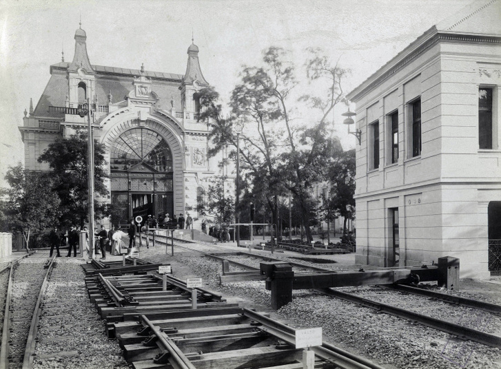 A millenniumi kiállításra épített Közlekedési csarnok északi bejárata a Zichy Mihály út felől nézve. A felvétel 1896-ban készült