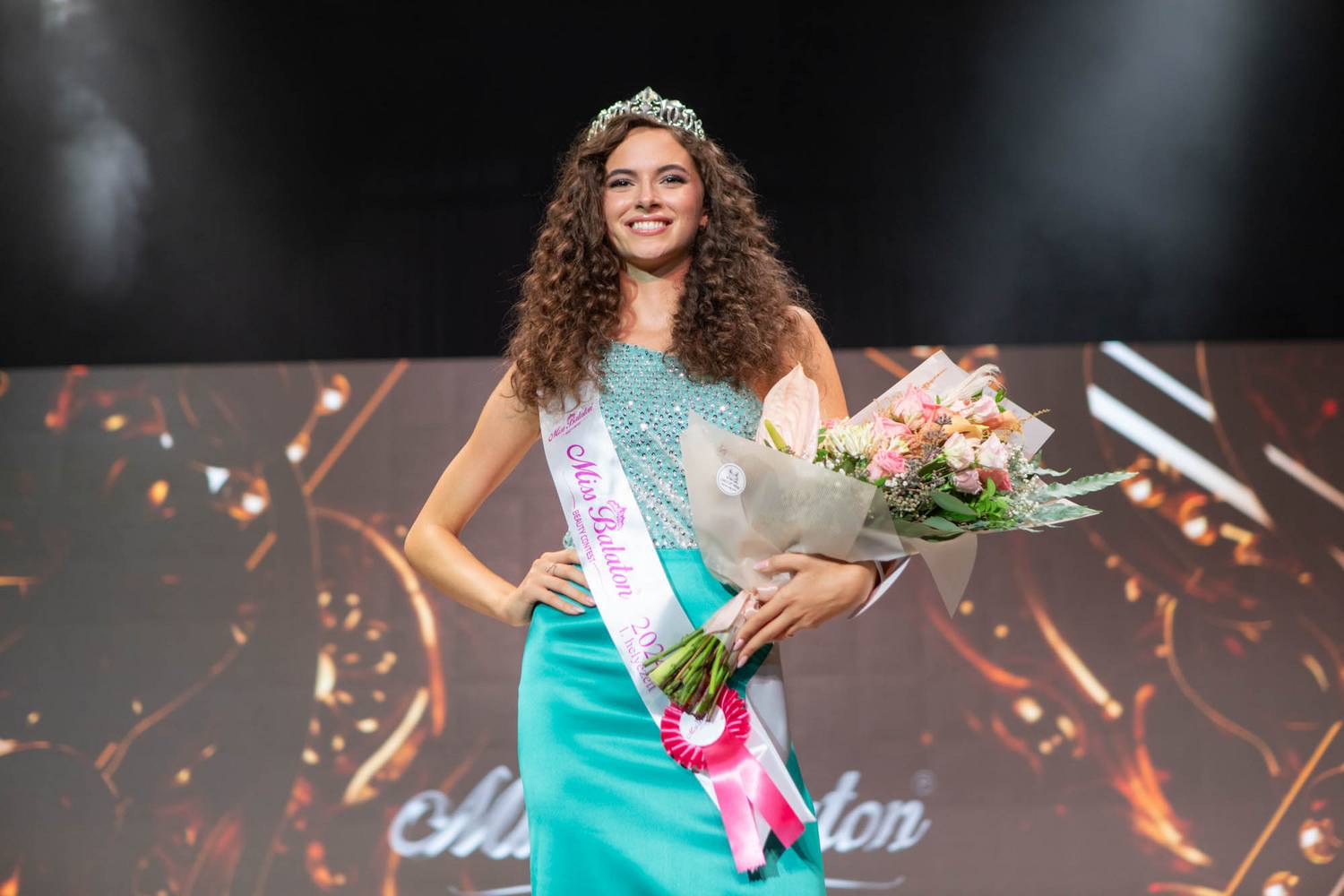 A húszéves Bábel Virág nyerte a 2024-es Miss Balaton versenyt, melynek döntőjét augusztus 17-én rendezték meg Balatonfüreden.