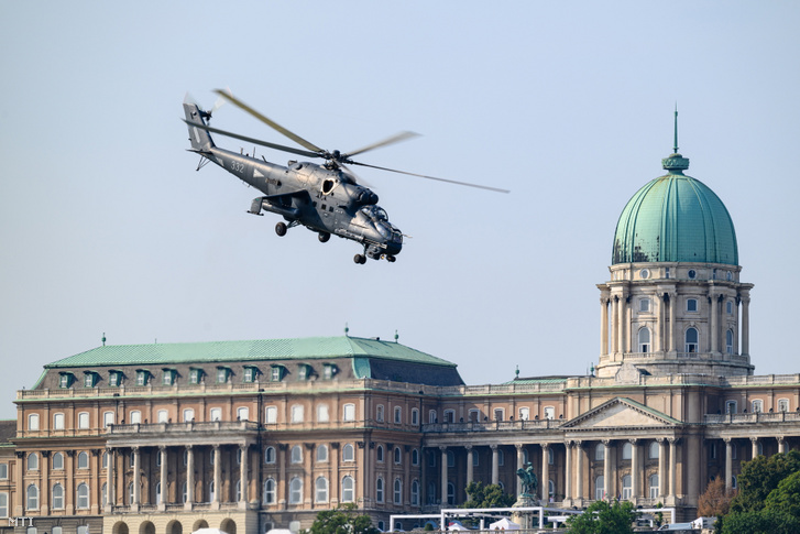 A Magyar Honvédség Mi-24 helikopterének bemutatója a Duna felett az államalapítás és államalapító Szent István király ünnepén rendezett légi parádén 2024. augusztus 20-án