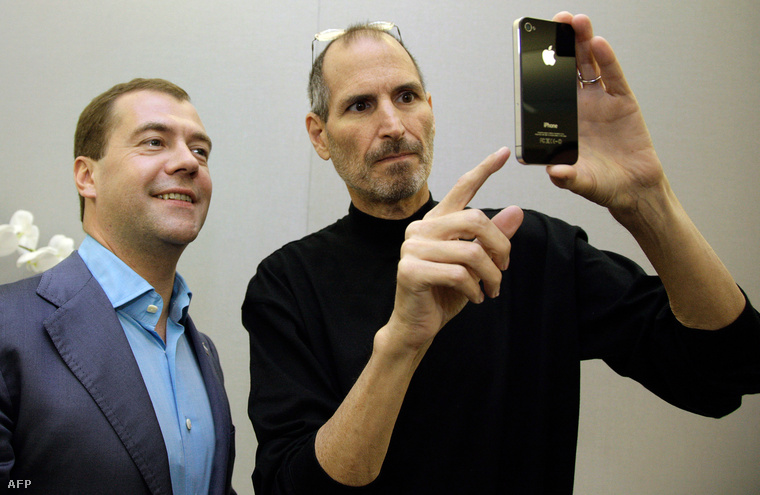 Medvegyev iPhone 4-ese Steve Jobs ajándéka volt