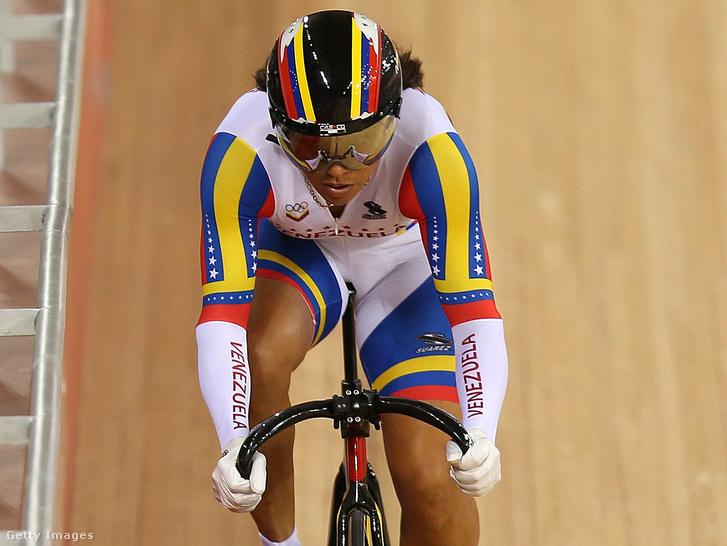 Daniela Larreal Chirinos versenyez a női sprint pályakerékpárosok selejtezőjében a 2012-es londoni olimpiai játékok 9. napján a Velodrome-ban 2012. augusztus 5-én Londonban, Angliában