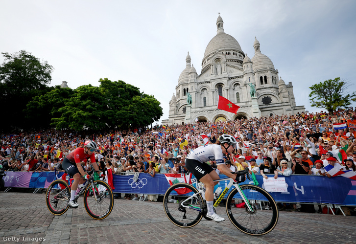 Vas Blanka és Kristen Faulkner az amerikai csapatból a Sacre Coeur bazilika mellett elhaladva a női országúti kerékpárosok versenyén a Párizs 2024-es olimpiai játékok kilencedik napján a Trocaderón 2024. augusztus 4-én