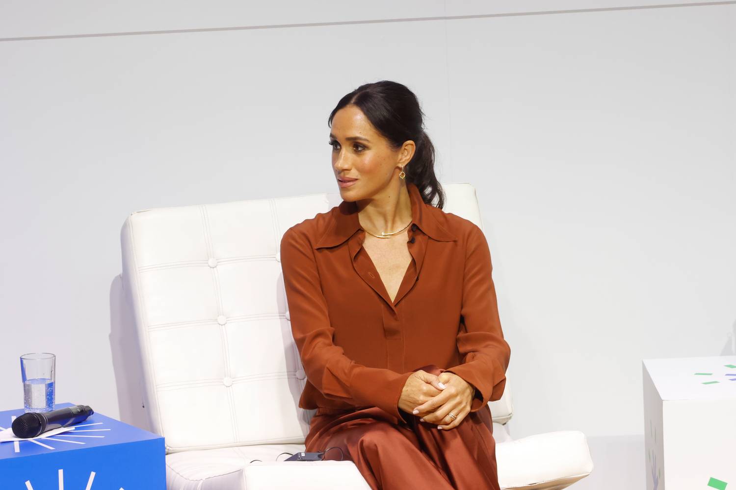 Meghan hercegné a Victoria Beckham által tervezett blúzban.