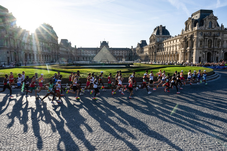 Maratonfutók a Louvre mellet 2024. augusztus 10-én