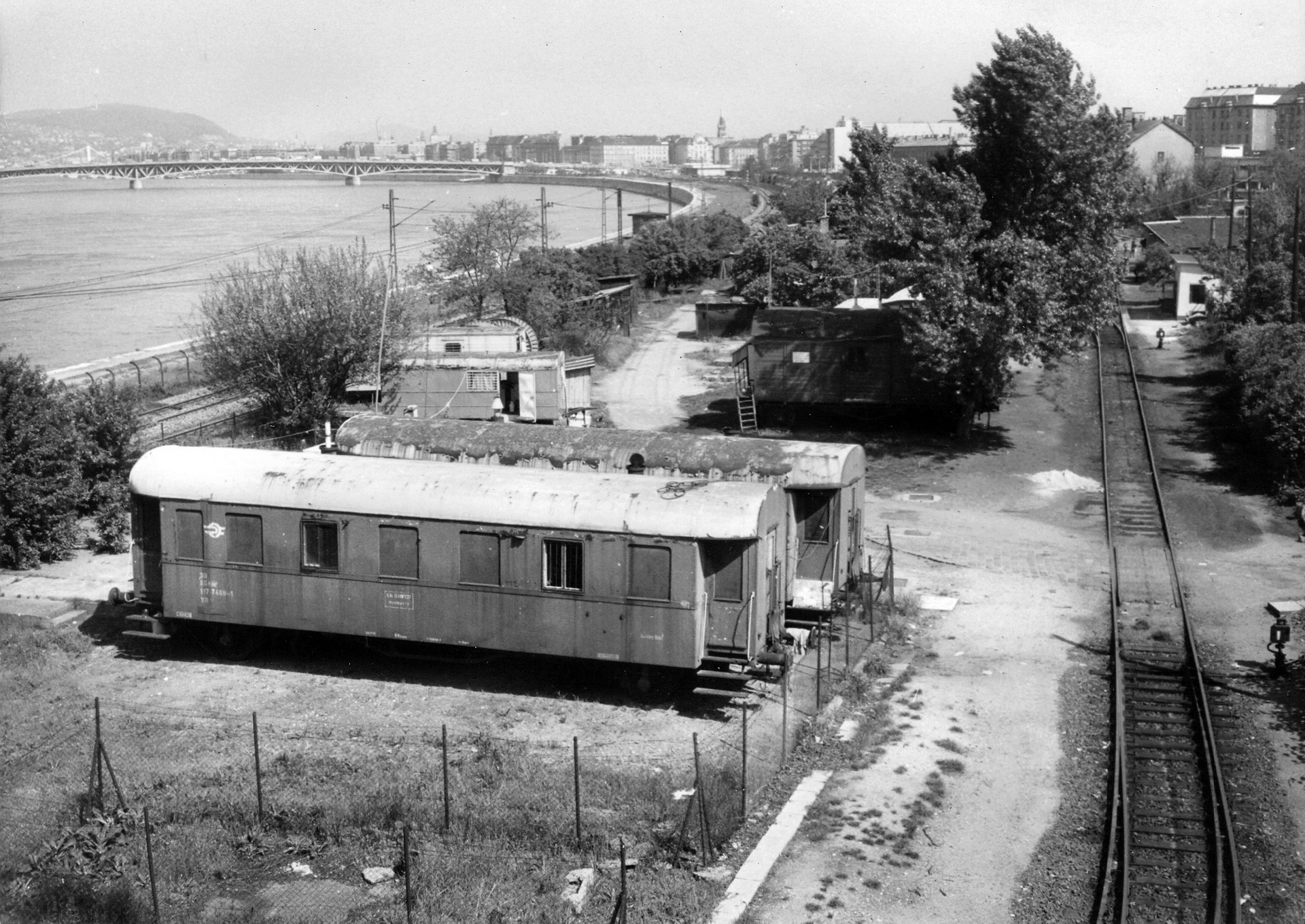 A Dunaparti teherpályaudvar az összekötő vasúti hídtól a Petőfi híd felé nézve 1989-ben