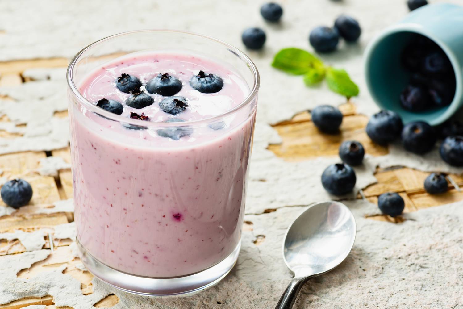 A fekete áfonya a benne lévő antioxidánsoknak köszönhetően erős gyulladáscsökkentő. Emellett növényi inzulint is tartalmaz, mely a vércukorszint egyensúlyban tartását támogatja.