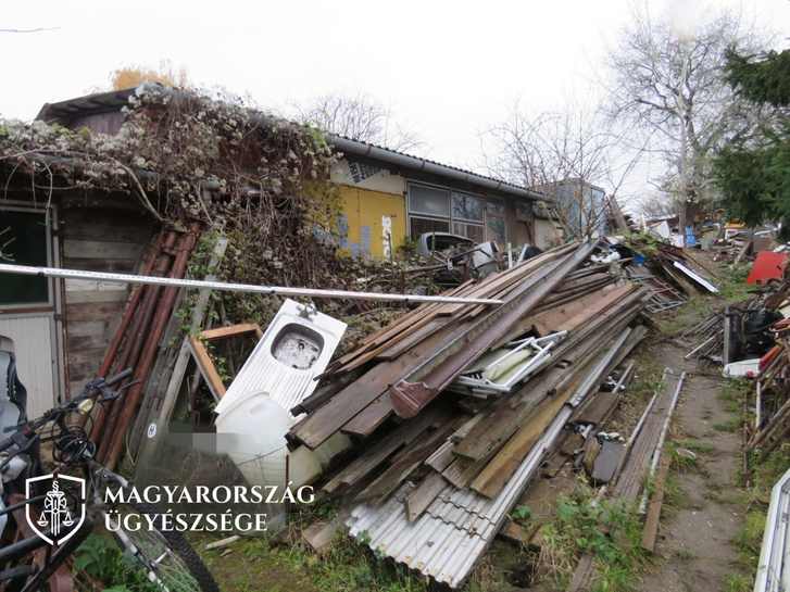 A fényképeket a vádlott által gyűjtött hulladék egy részéről a nyomozó hatóság a helyszíni szemle során készítette.