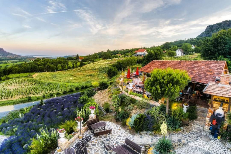 Az étterem teraszáról lenyűgöző panoráma nyílik a környező tanúhegyekre, miközben ízletes tapasok és finom borok mellett élvezhetjük a dolce vita életérzést. (Fotó: Taberna Infinito)