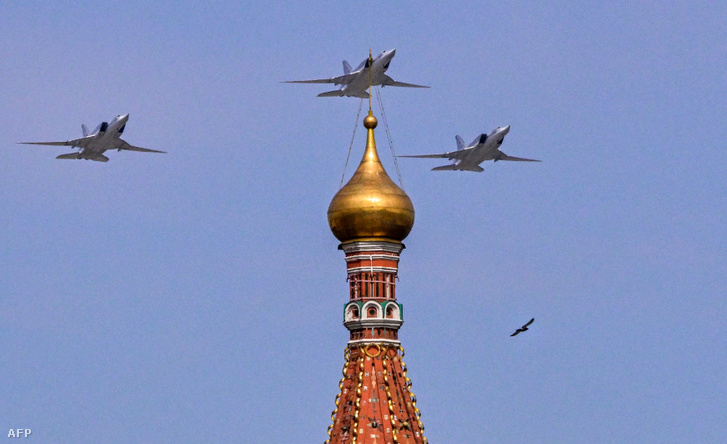 Tu-22M3 katonai repülőgépek repülnek Moszkva belvárosa felett 2022. május 7-én