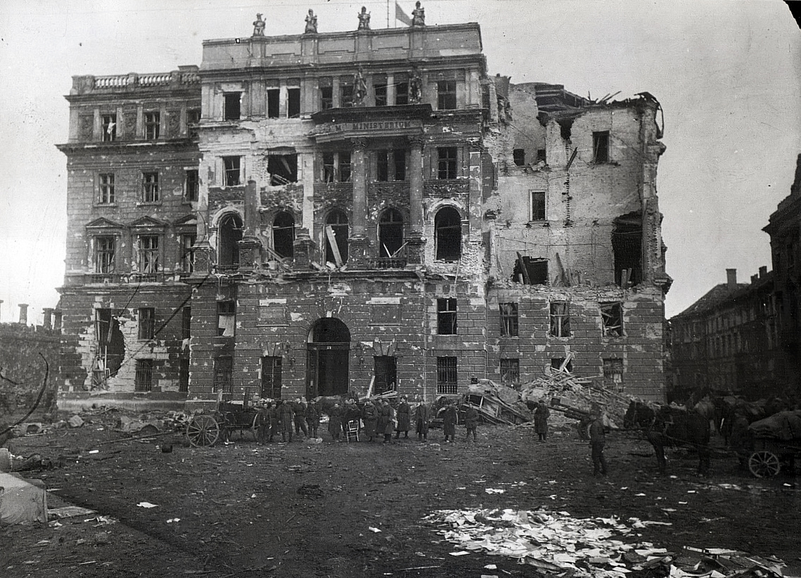 Szent György tér, szovjet katonák a lerombolt Honvédelmi Minisztérium előtt 1945-ben