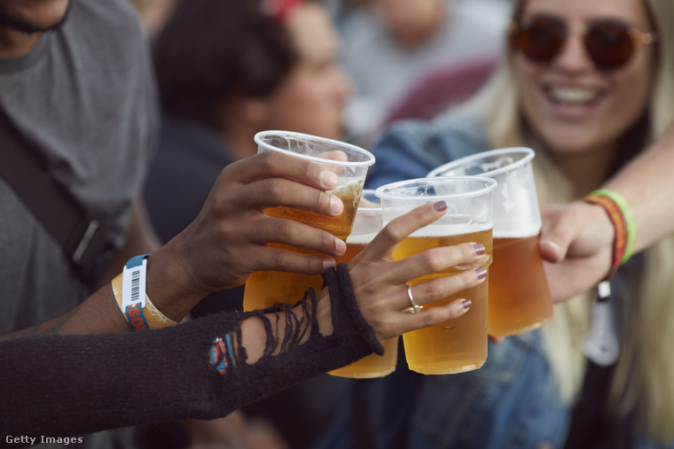 Az alkoholfogyasztás szintén kerülendő, de legalább mérsékelendő. (Fotó: Klaus Vedfelt / Getty Images Hungary)