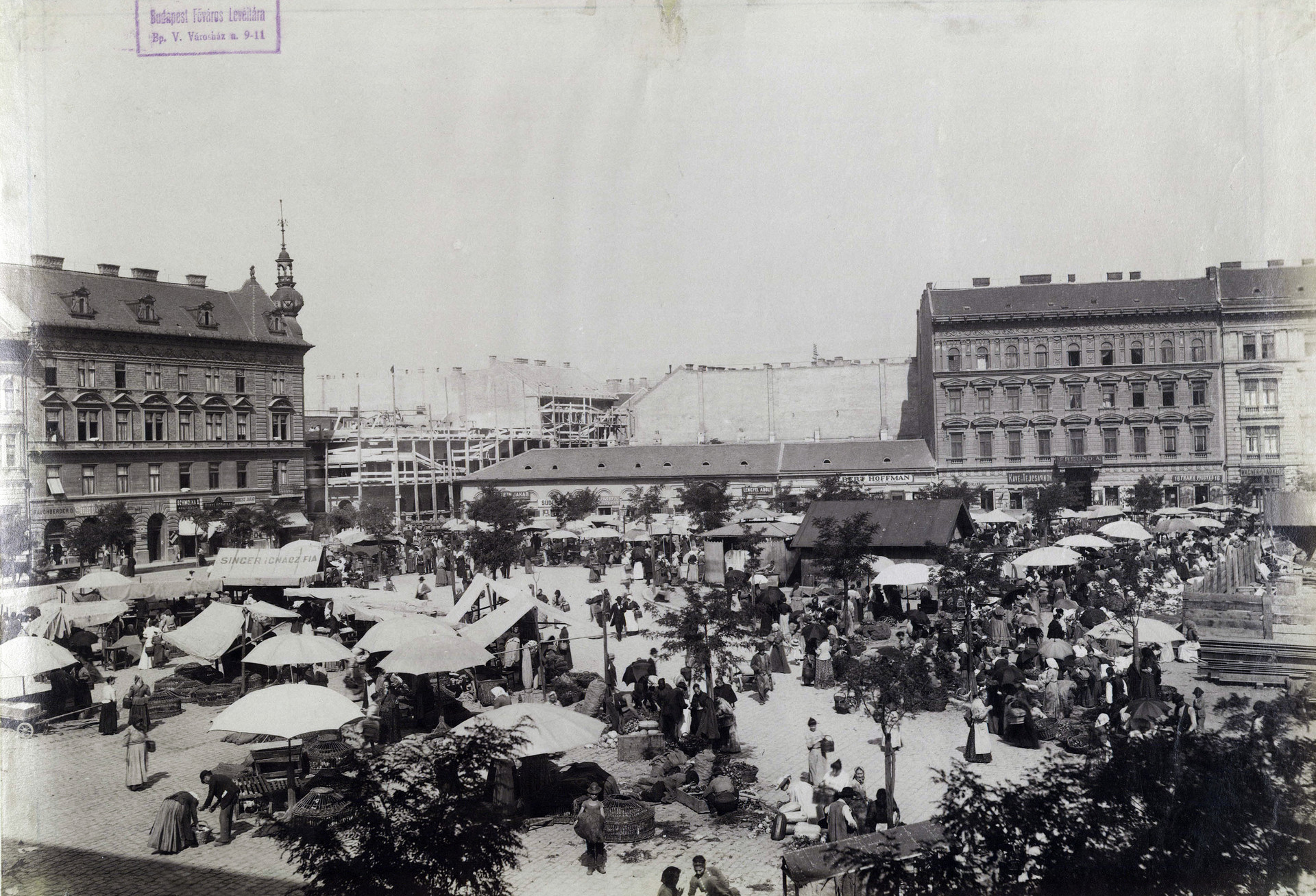 Piac a Klauzál (akkor még István) téren 1890 körül