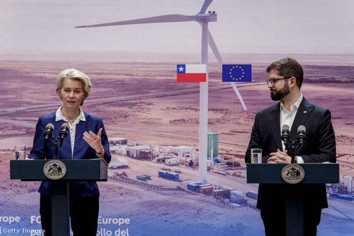 Gabriel Boric chilei elnök (j) és Ursula von der Leyen 2023. június 14-én Santiagóban, Chilében