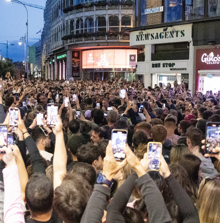 Chris Martin és csapata igaz felfordulást okozott az ír fővárosban, amikor&nbsp; rögötnzött koncertet adtak Dublin egyik turistaközpontjában