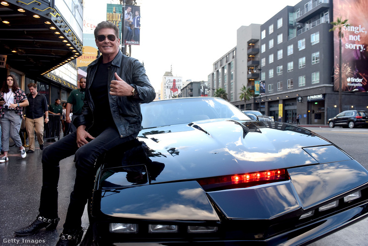 David Hasselhoff 1986-os Pontiac Firebird Trans Am-jét, amely a Knight Rider című sorozat KITT-jeként vált ismertté, 2014-ben jótékonysági célokra árverezték el, és 150 000 dollárért vagyis 51 millió forintért kelt el.&nbsp;