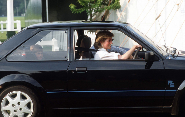 Lady Diana valószínűleg bármilyen luxusautót vezethetett volna, de a nép hercegnője inkább az akkoriban menő 1985-ös Ford Escort RS Turbo-t választotta.