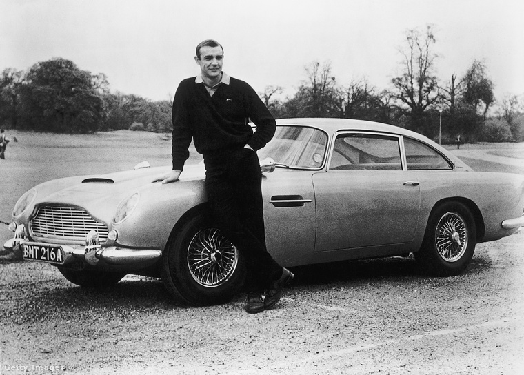 Ha már a legendás filmes autóknál tartunk, James Bond 1964-es Aston Martin DB5-jét is érdemes megemlíteni.&nbsp;Sean Connery itt a Goldfinger forgatásán pózol a járgánnyal.