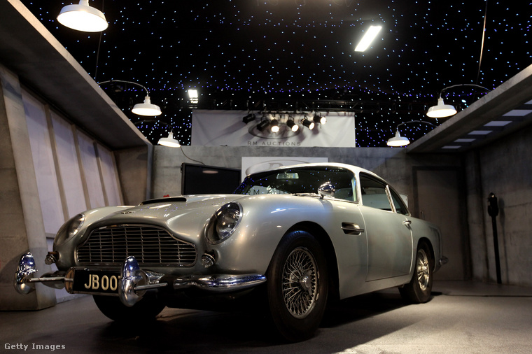 Egy hasonló Aston Martin DB5, amely korábban a néhai színész tulajdonában volt, 2022-ben 2,4 millió dollárért (816 millió forint) kelt el egy árverésen.