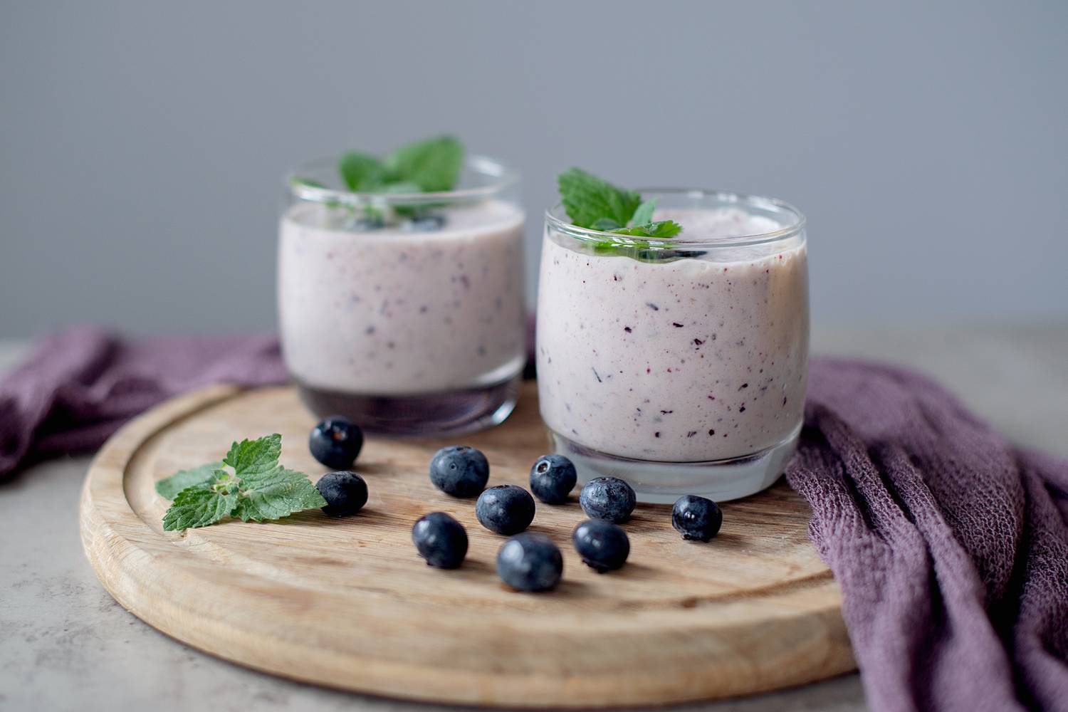 Az áfonyás joghurtos turmix hozzávalói: 150 g áfonya, 240 g natúr joghurt, 120 ml narancslé, 10 g chiamag. Egy pohár reggeli előtt vagy helyett garantáltan jót tesz a testtel!