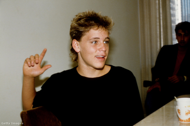 Corey Haim igazi gyereksztár volt a 80-as években, ám a kanadai származású színész nem csak Hollywood csillogó oldalát ismerhette meg már fiatalon, de a szexuális bántalmazást is.