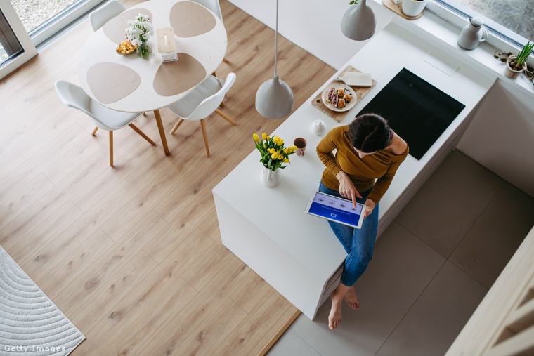 A Wi-Fi hálózat ellenőrzésével is ki lehet szúrni egy rejtett kamerát. (Fotó: Halfpoint Images / Getty Images Hungary)