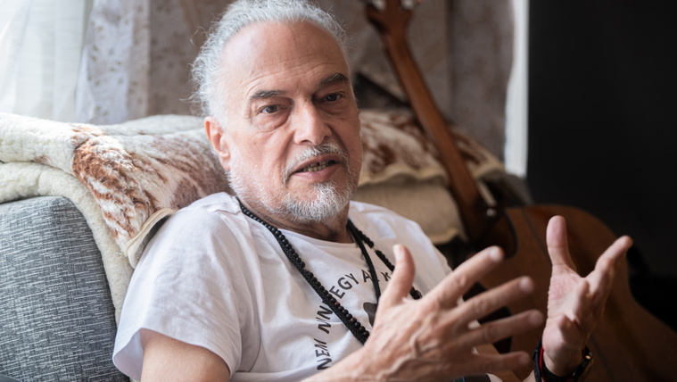 Laár András 44 év után kilép a KFT zenekarból