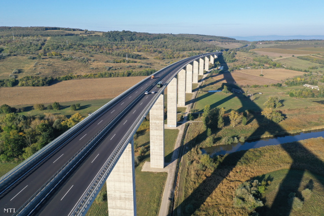 Le kell térniük az autópályáról a közlekedőknek a híd karbantartásának ideje alatt