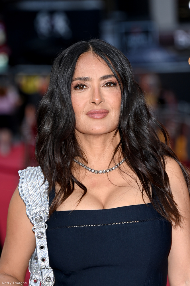 Salma HayekAz 58 éves - de harmincnak kinéző - színésznő a természetes szépség mellett kötelezte el magát, és tartotta magát ahhoz, hogy nem fekszik feleslegesen kés alá