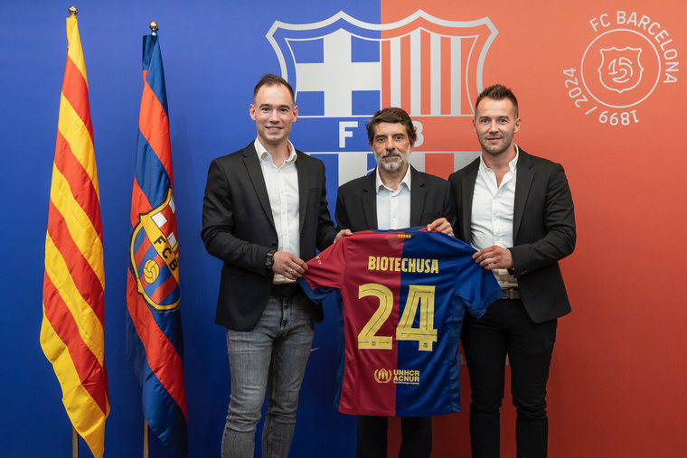 Balról: Lévai Bálint, Juli Guiu és Lévai Balázs a klub és a BioTechUSA közötti szerződés megkötése után. (Fotó: FC Barcelona)